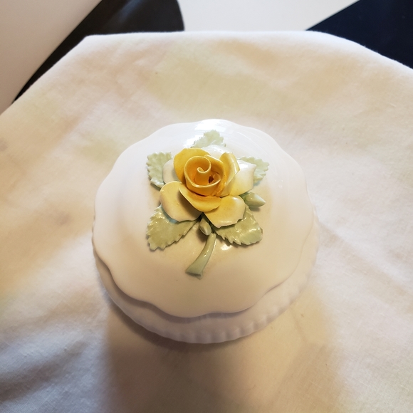 Golden Crown England Fine Bone China trinket. - Picture 1 of 3